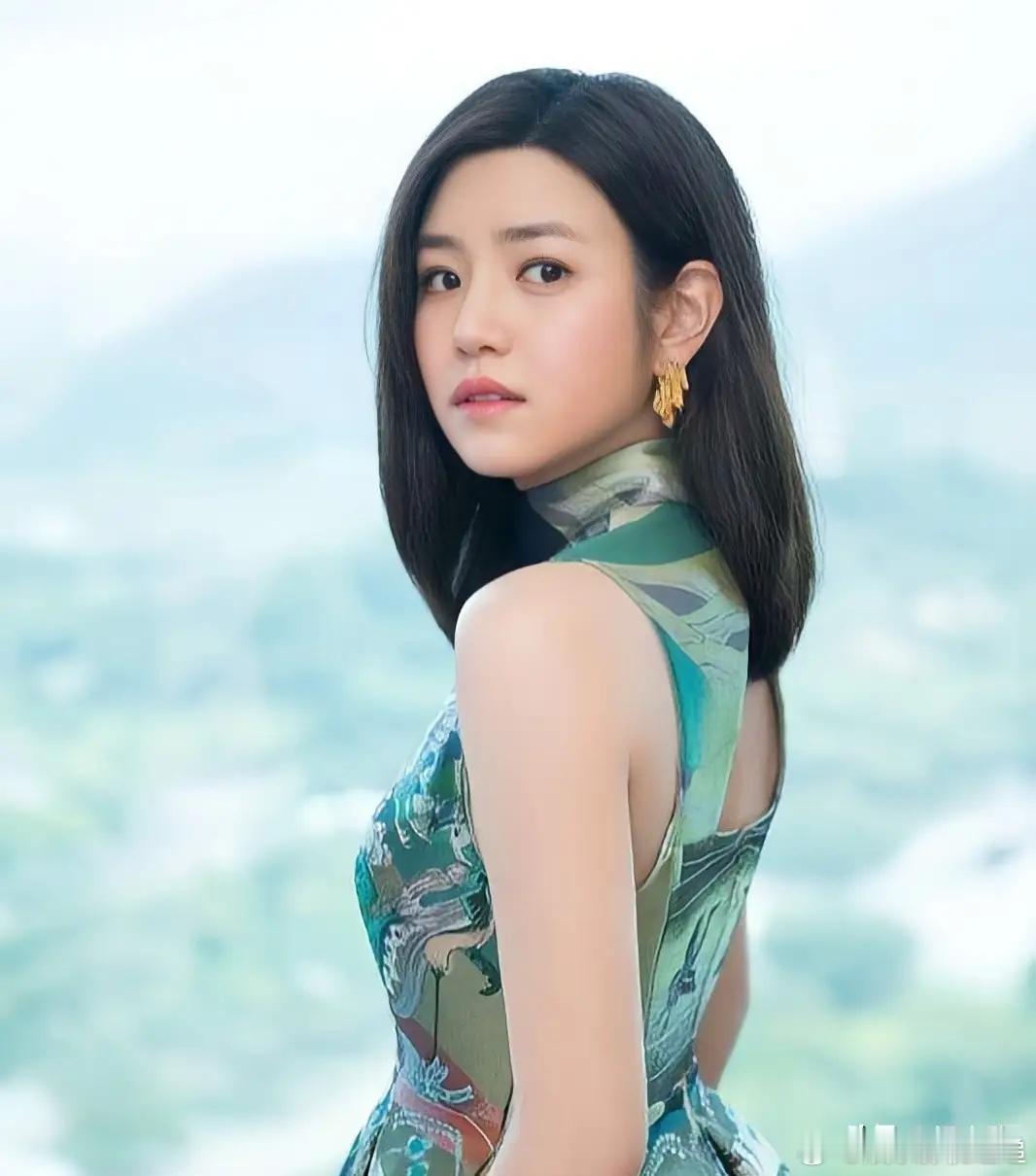 主持人问陈妍希:“你儿子在家里最怕谁？”陈妍希说:“儿子不怕我，但怕陈晓。”主持
