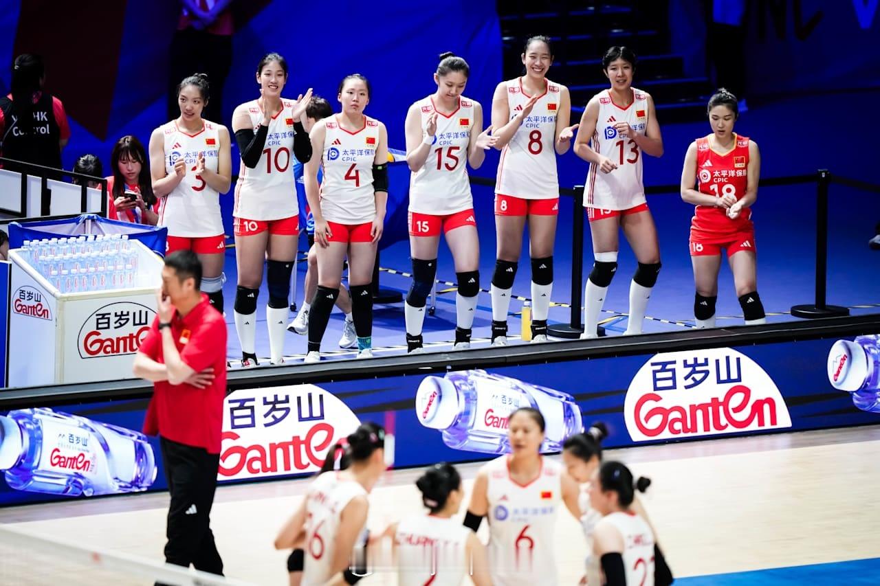 2025世界女排联赛中国女排vs保加利亚女排第三局中国队凭借吴梦洁发球轮连得8