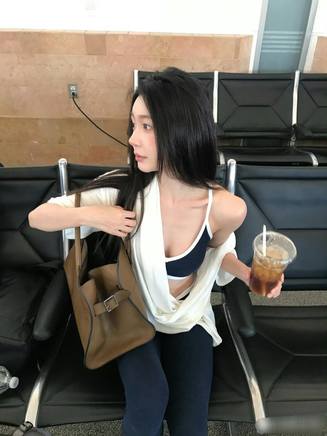 易梦玲这个罩衫确定没有穿反吗？