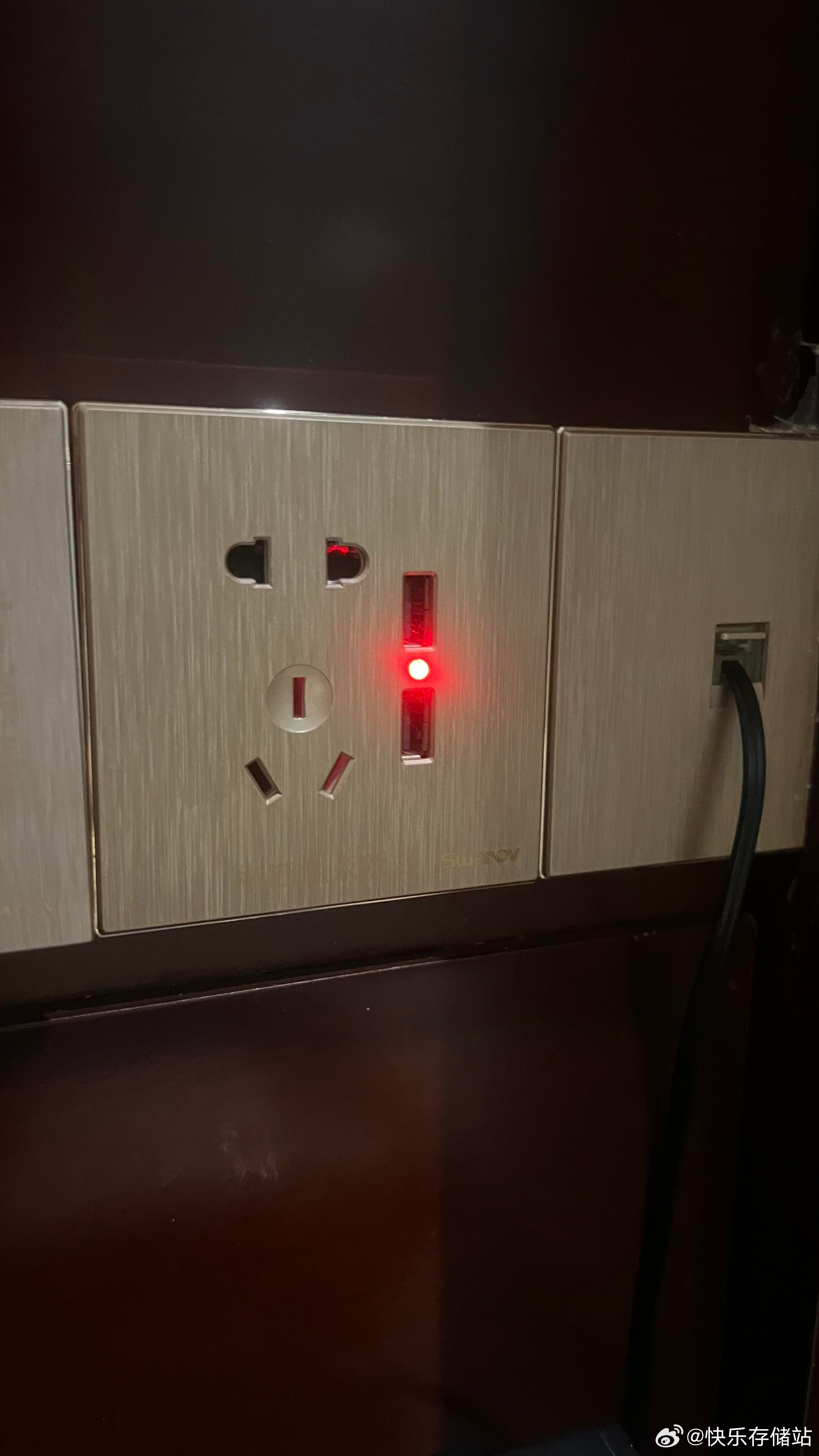 这个床头插座上的红灯是什么啊？今天住第二天，昨天住的时候没看到有个红灯，今天突然