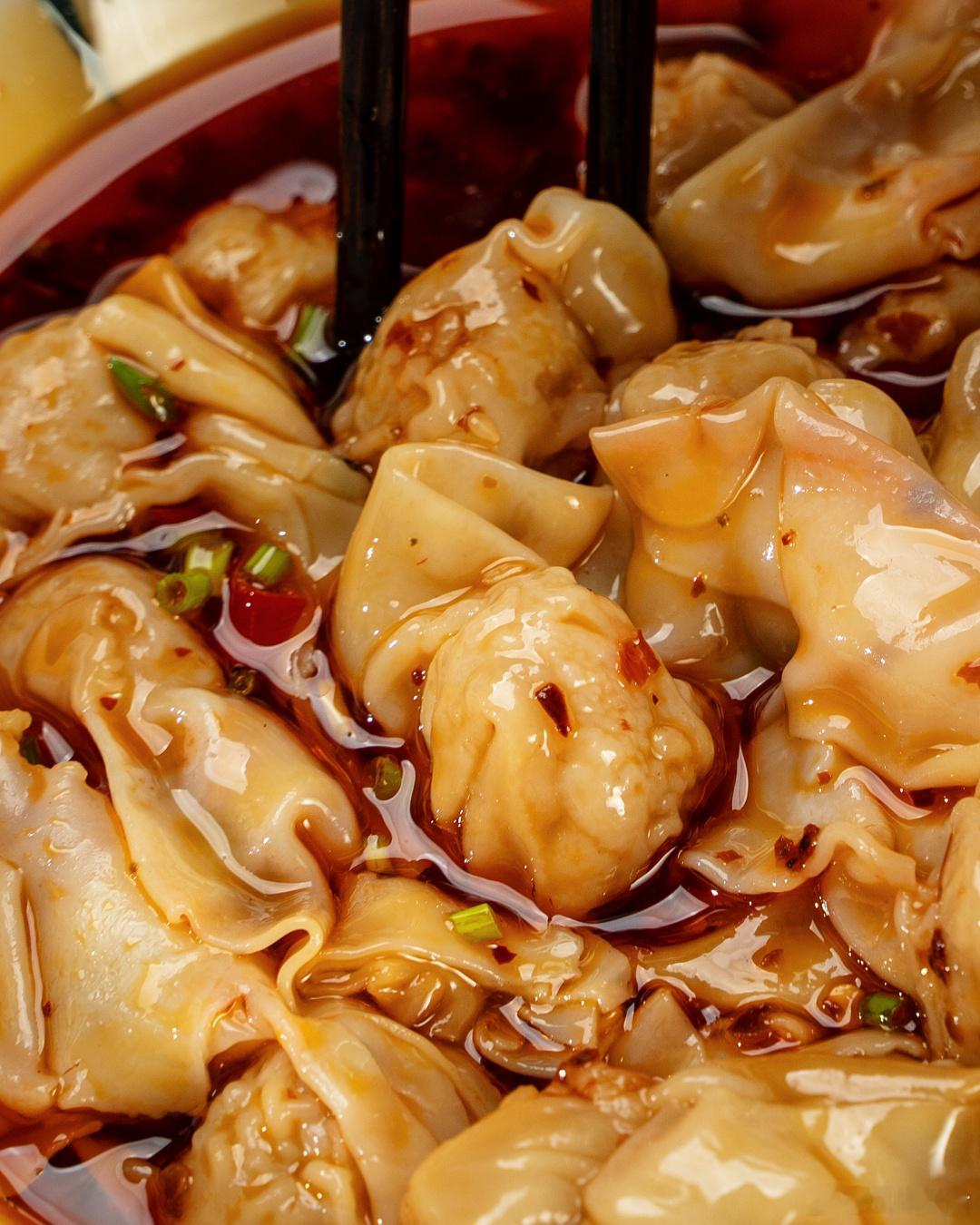 马边小抄手，乐山面食中的一颗明珠，皮薄馅足，口感滑嫩，煮熟后能清晰地看到内馅的粉