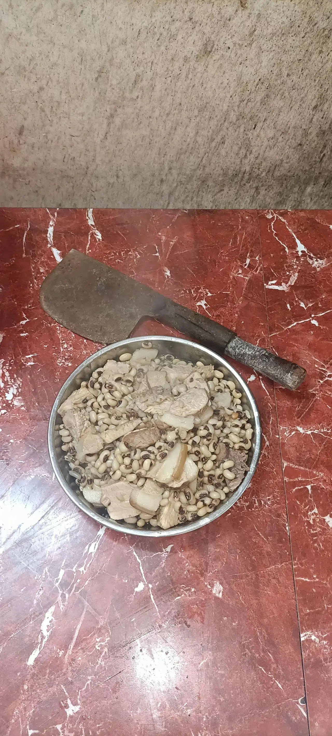 半个月没吃肉了，今天买了五块钱猪肉开下荤。