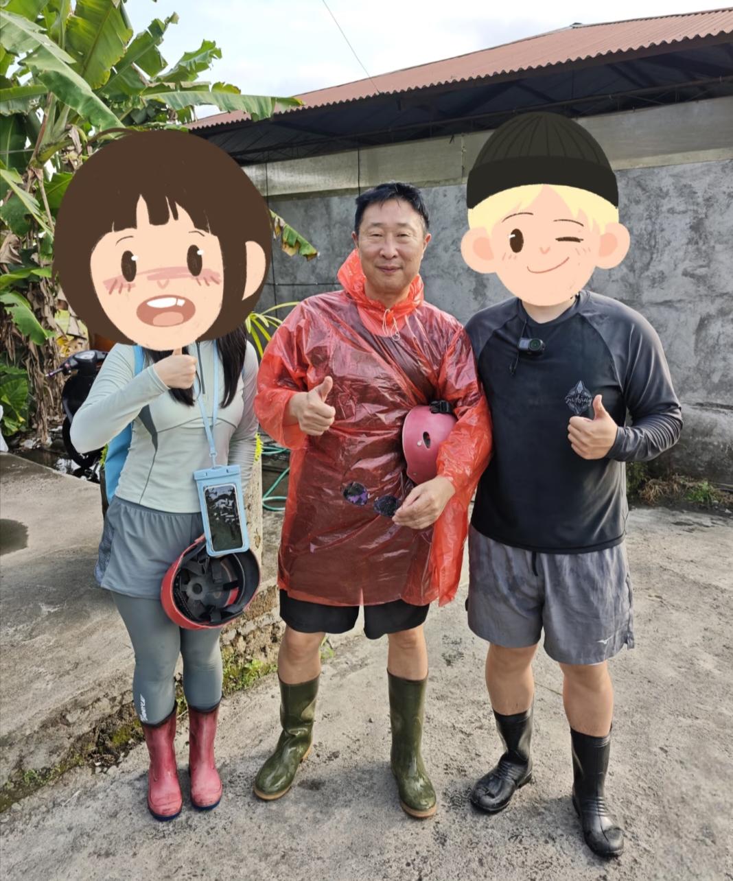 57岁老戏骨林永健在巴厘岛旅游被偶遇，他脚上穿着雨靴，身穿红色塑料防水外套，打扮