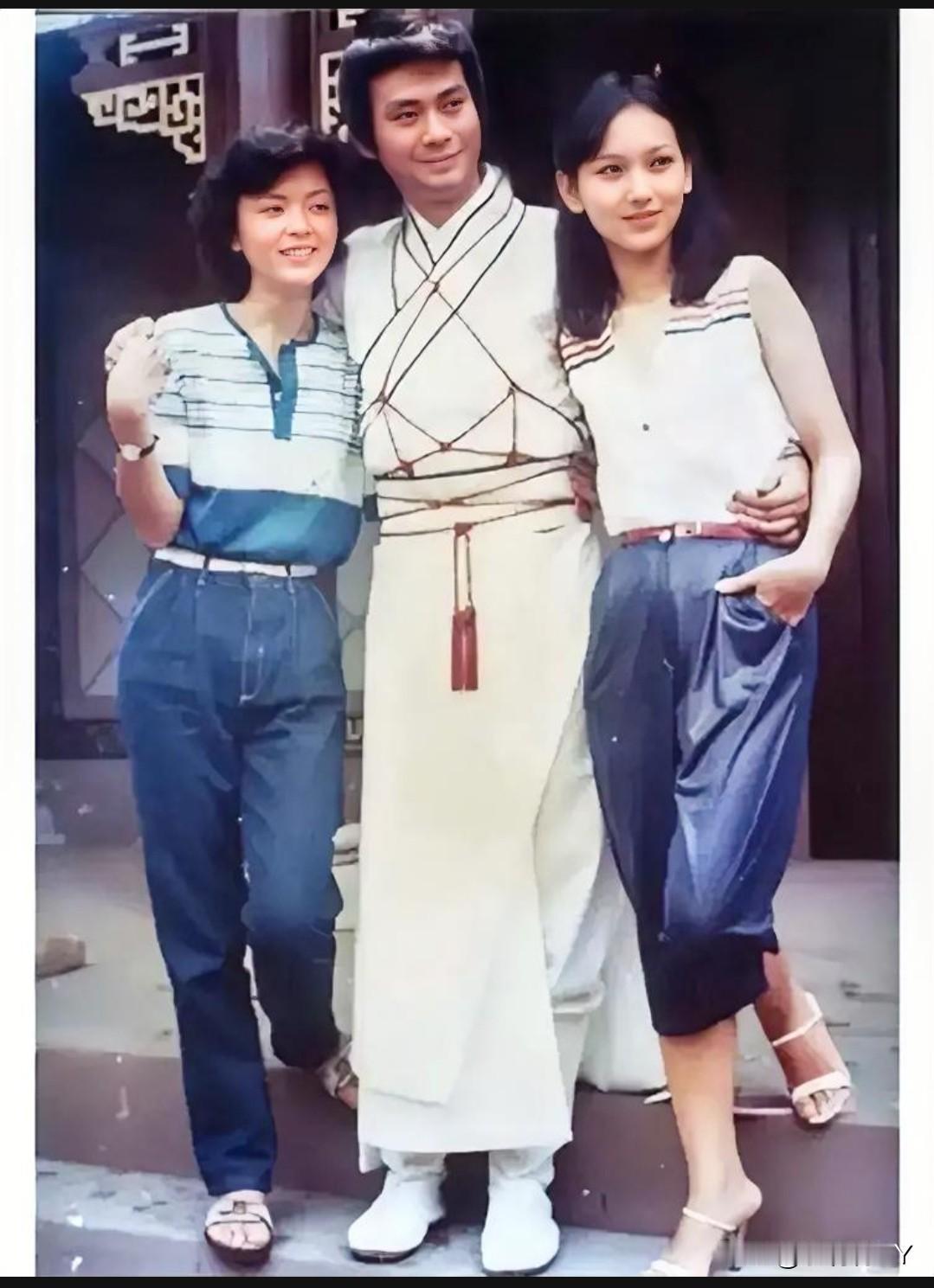 这是郑少秋与赵雅芝和陈玉莲年轻时的一张合影老照片，拍摄于上世纪八十年代初。年轻时