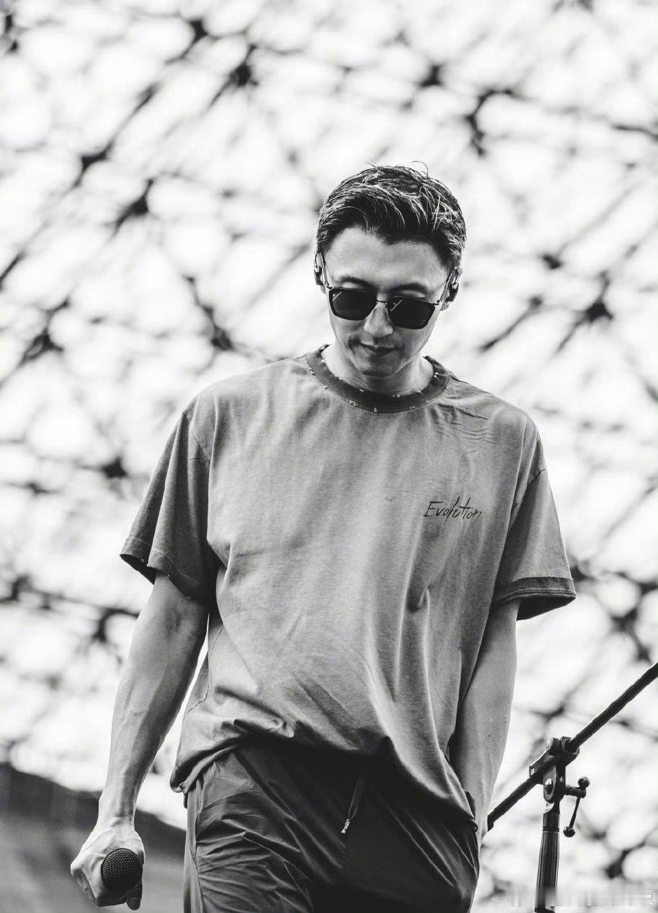 谢霆锋何超琼为香港火灾捐款500万香港大埔火灾牵动全网，谢霆锋与何超琼携手捐赠