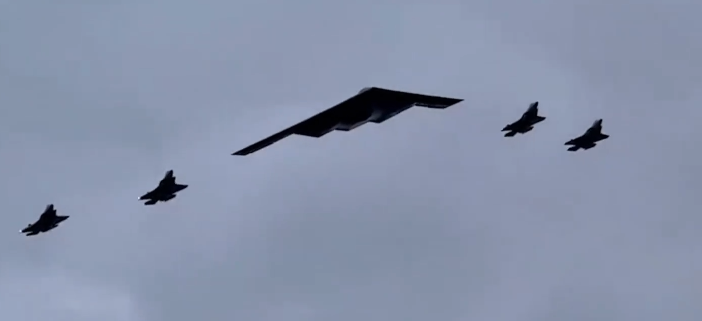 白令海峡上空，美俄大批战机升空！美国这一招是“不杀人也诛心”，故意在一排F-22