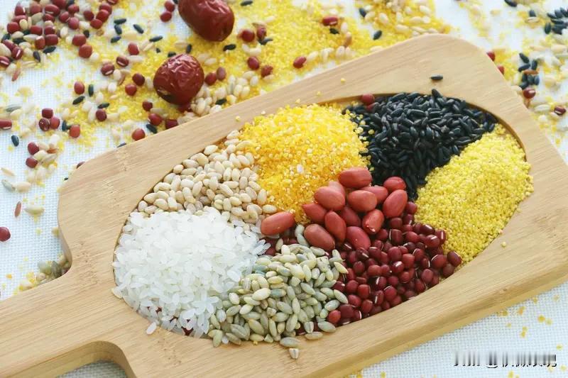 长寿之人的饮食，可归纳为五大精髓：·膳食求“广”：食谱宽泛，五谷杂粮与蔬菜