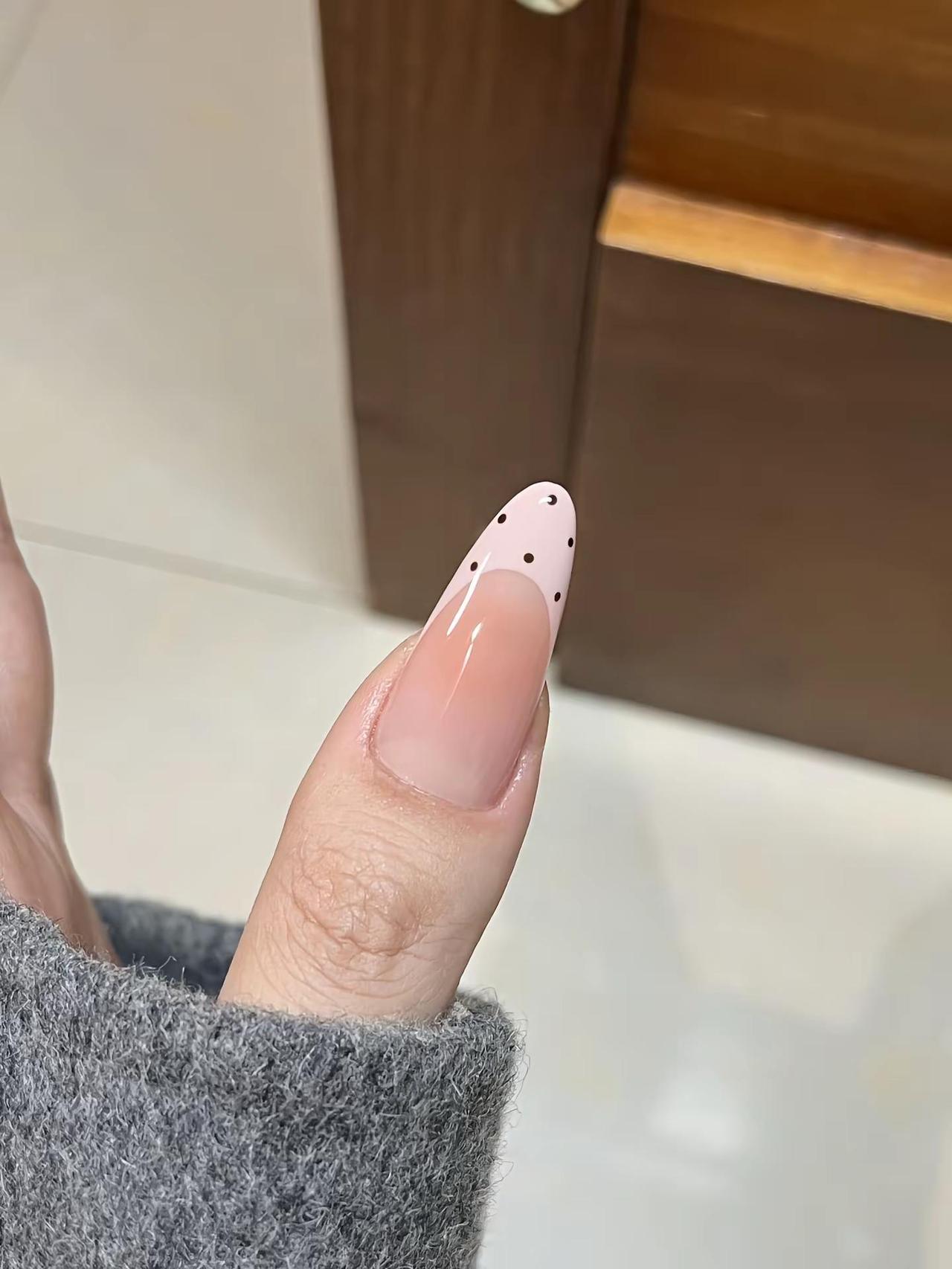 奶呼呼的波点蓝莓美甲🫐。温柔系美甲美甲法式美甲波点美甲