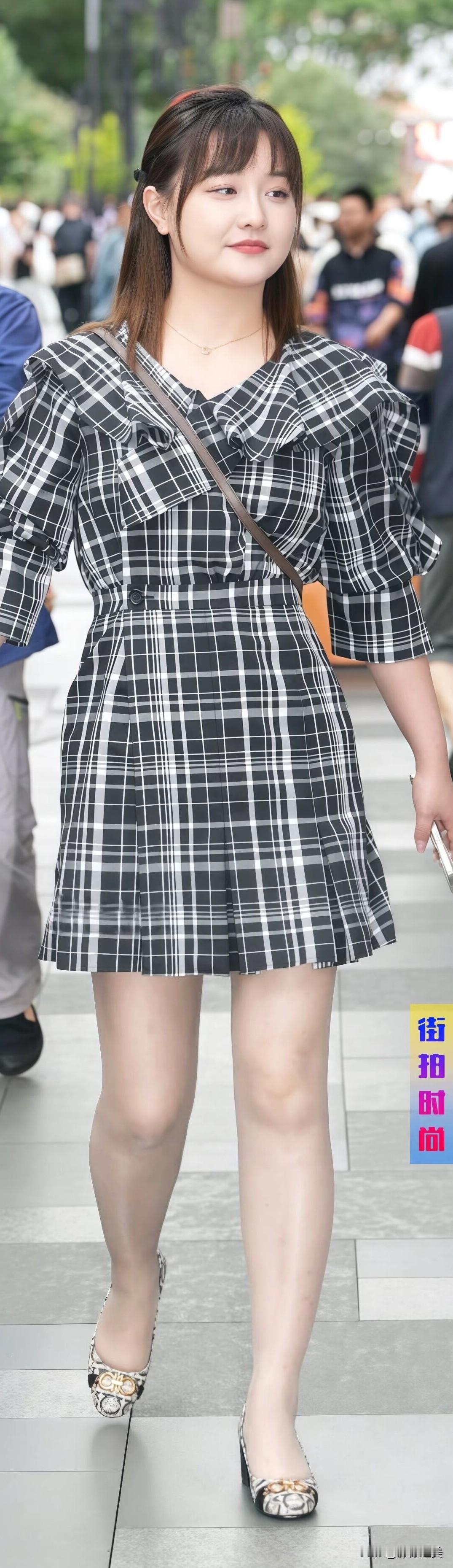 街拍偶遇甜妹！黑灰白格纹连衣裙+泡泡袖超减龄，搭配蛇纹单鞋慵懒又精致，笑容太治愈