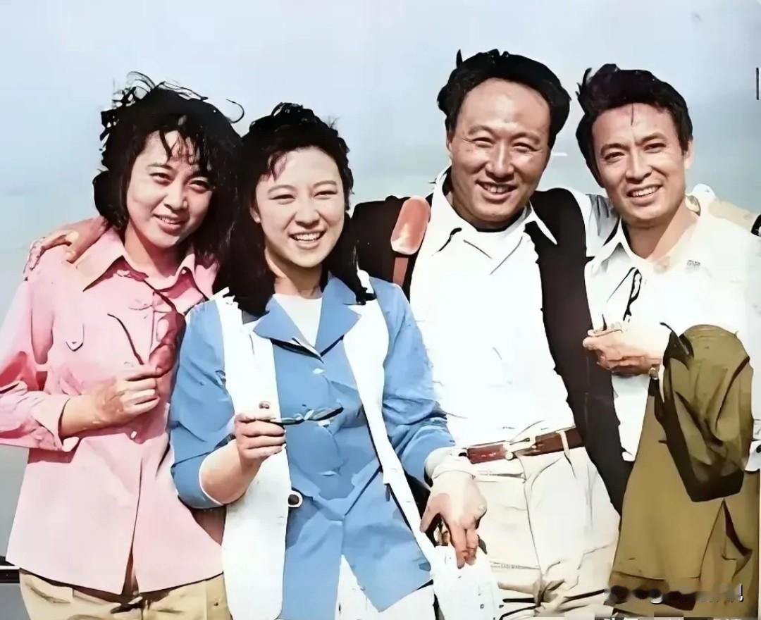 仔细看，当年电影《天云山传奇》中的四位演员合影。左一是细眉飞扬的施建岚（演冯晴岚