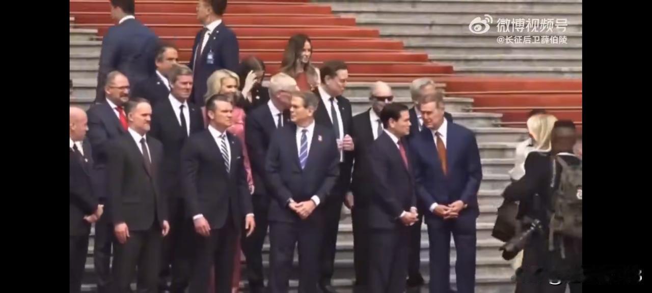 美国战争部长在接受中国仪仗队的热烈欢迎时，显得有些紧张。他的感受或许与多年前