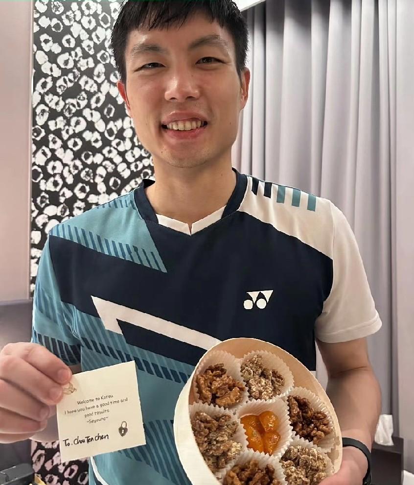 很温暖的互动！没想到，正在参加韩国羽毛球公开赛男单比赛的周天成感谢了安洗莹，原
