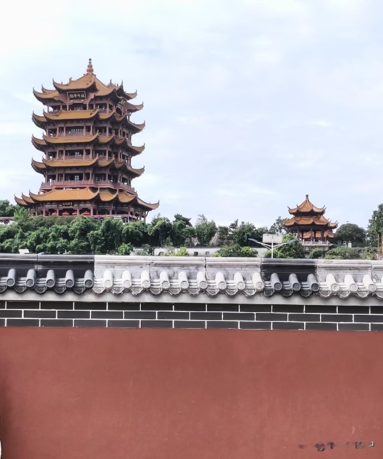 特种兵式游玩武汉！来武汉玩，白天先去黄鹤楼打卡，那气势，绝了！顺便在红墙把照拍