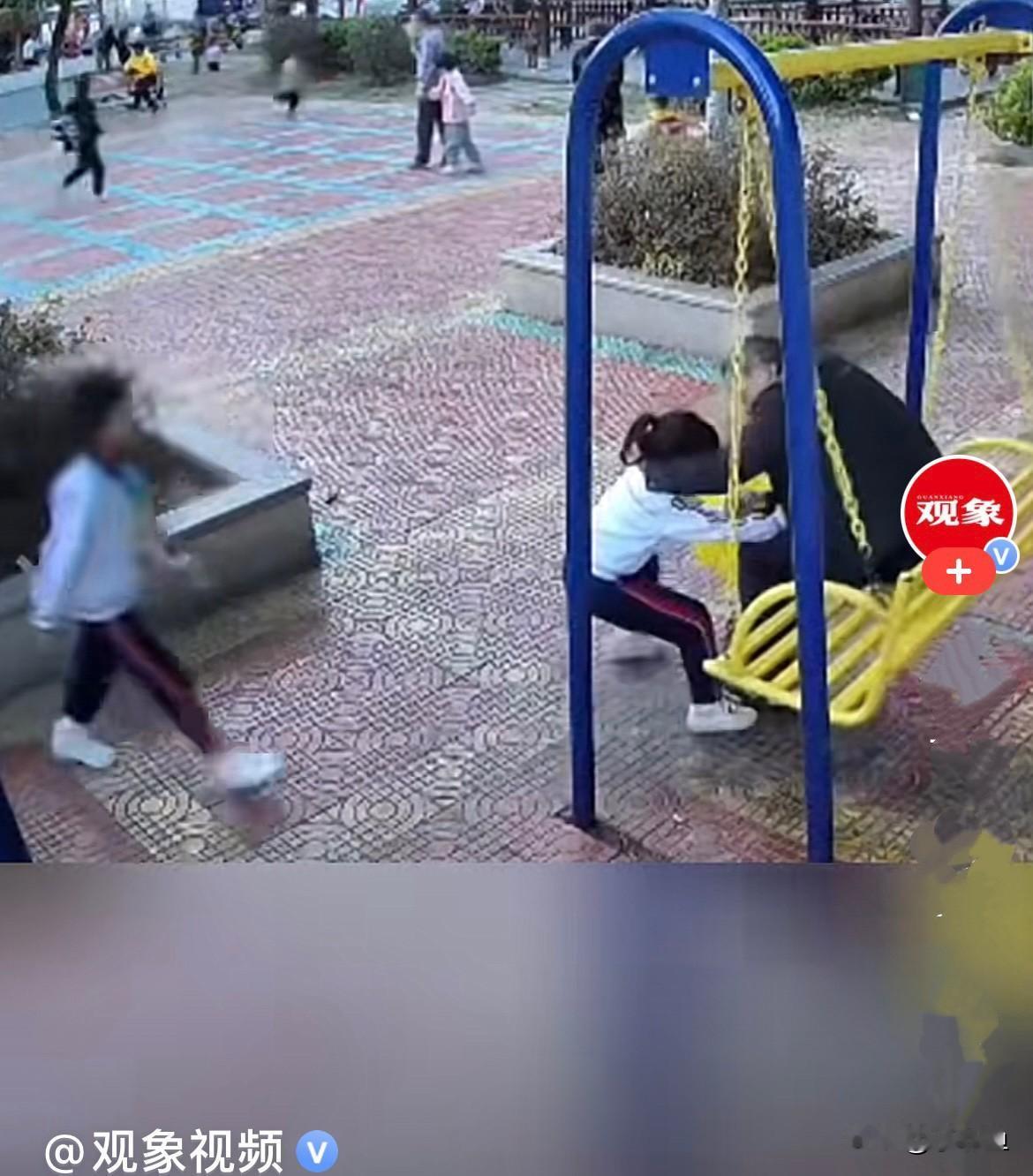 近日，广东一公园里，两名小女孩并排坐在长椅上荡秋千，旁边鬼鬼祟祟过来一个男人居然