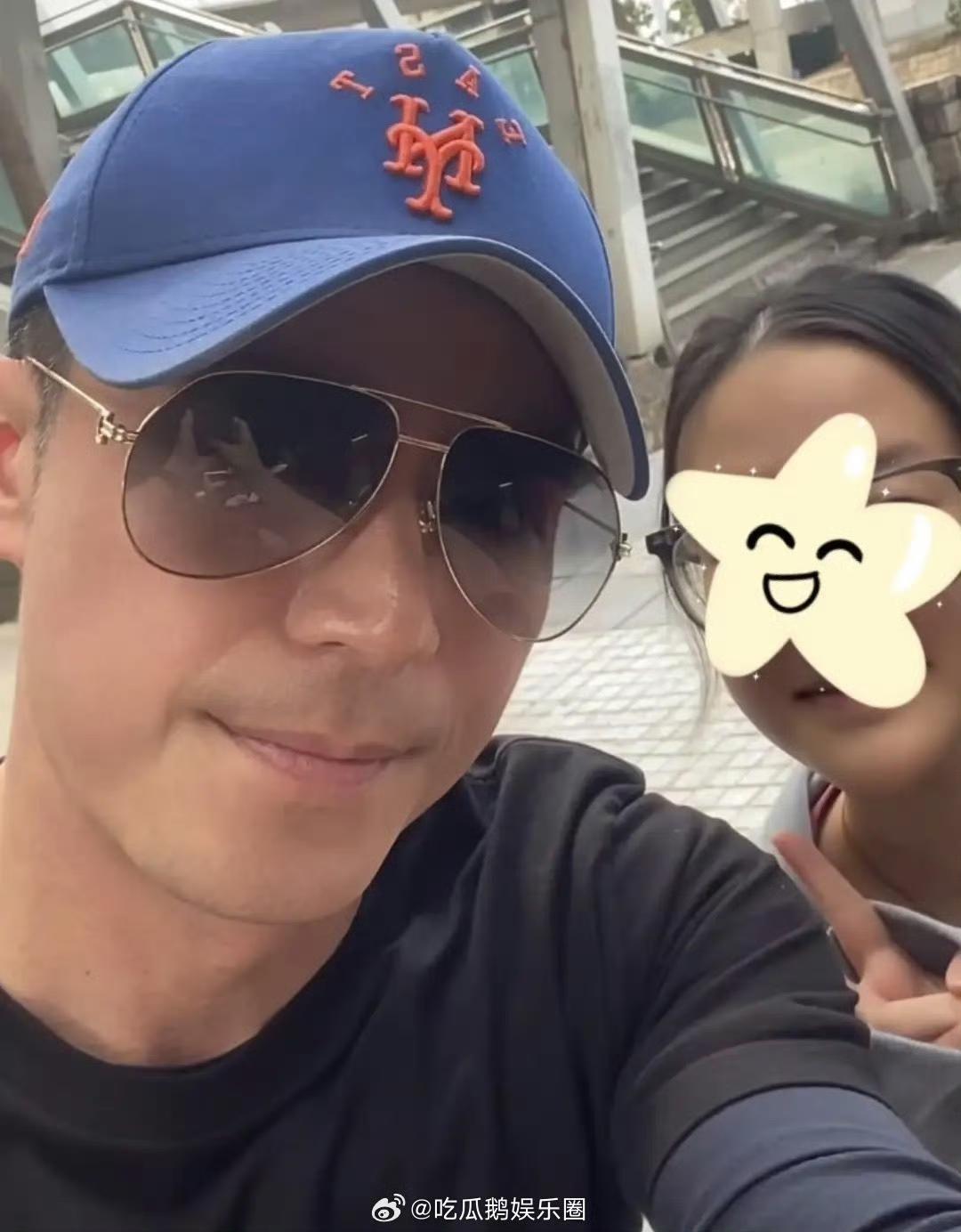 霍建华在香港露天餐厅吃饭，46岁了还喜欢穿紧身小脚裤，黑袜子配白色厚底鞋，审美很