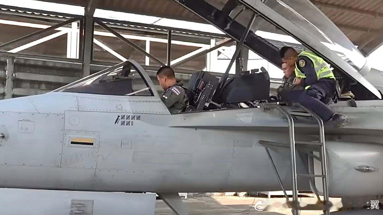 泰国空军T-50TH因去年泰柬冲突而获得的投弹标记，除飞机外，飞行员每人的头盔上