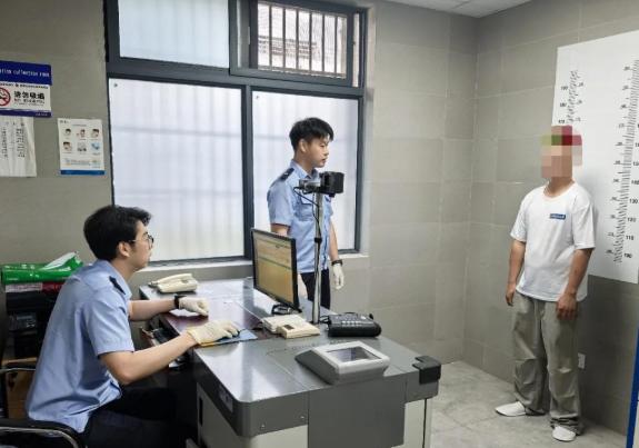 建议全网封杀！5月29日报道，杭州一名吃播主播在黄龙附近的饭店吃饭，席间张口就要