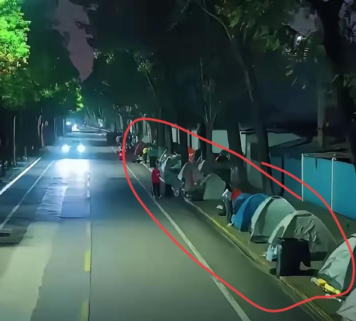 万万没想到的是这次十一长假，涌现了一个新兴行业，节假日旅游景点游客人山人海，