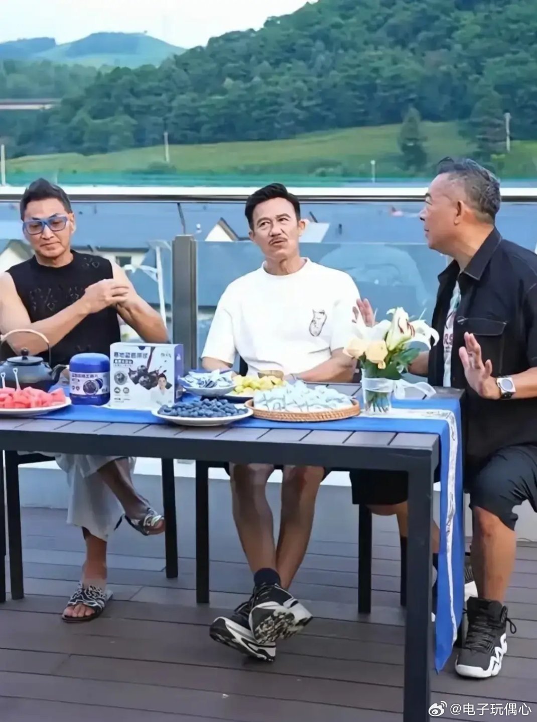 能够认齐这三位香港巨星的，应该不多了，那是香港电影的黄金时期