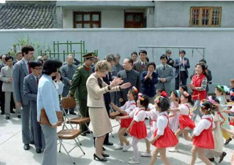1984年5月1日,里根夫妇在上海参观彩虹桥的一处托儿所，那时候的上海。小朋友们
