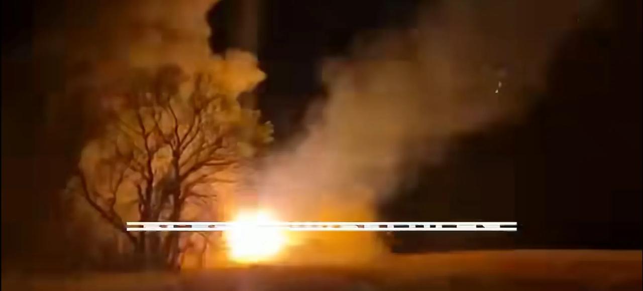 俄军东部集群多管火箭炮部队在扎波罗热州向乌军预备队的集结地进行齐射。从无人机拍摄