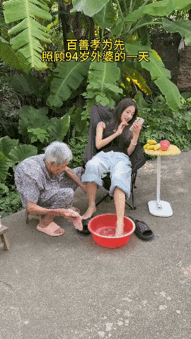 外婆带大的孩子吧[呲牙笑]