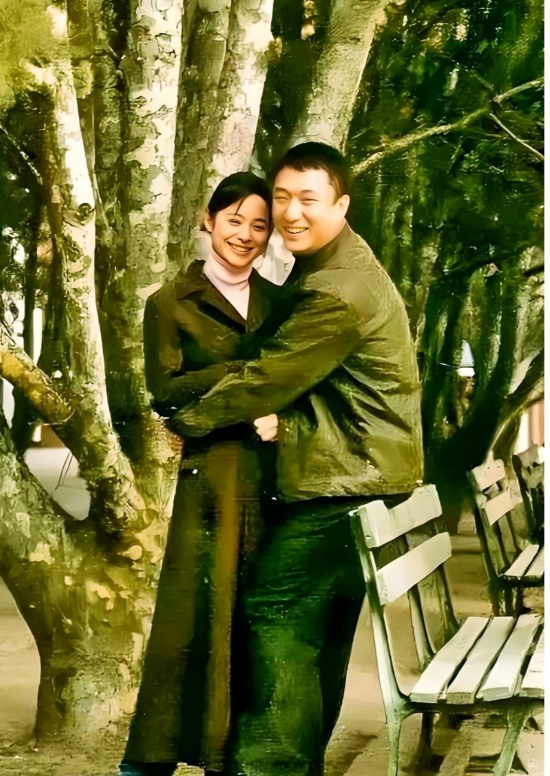 这张照片展现出了孙红雷和一位女演员2003年在北京的情景，彼时孙红雷33岁，风华