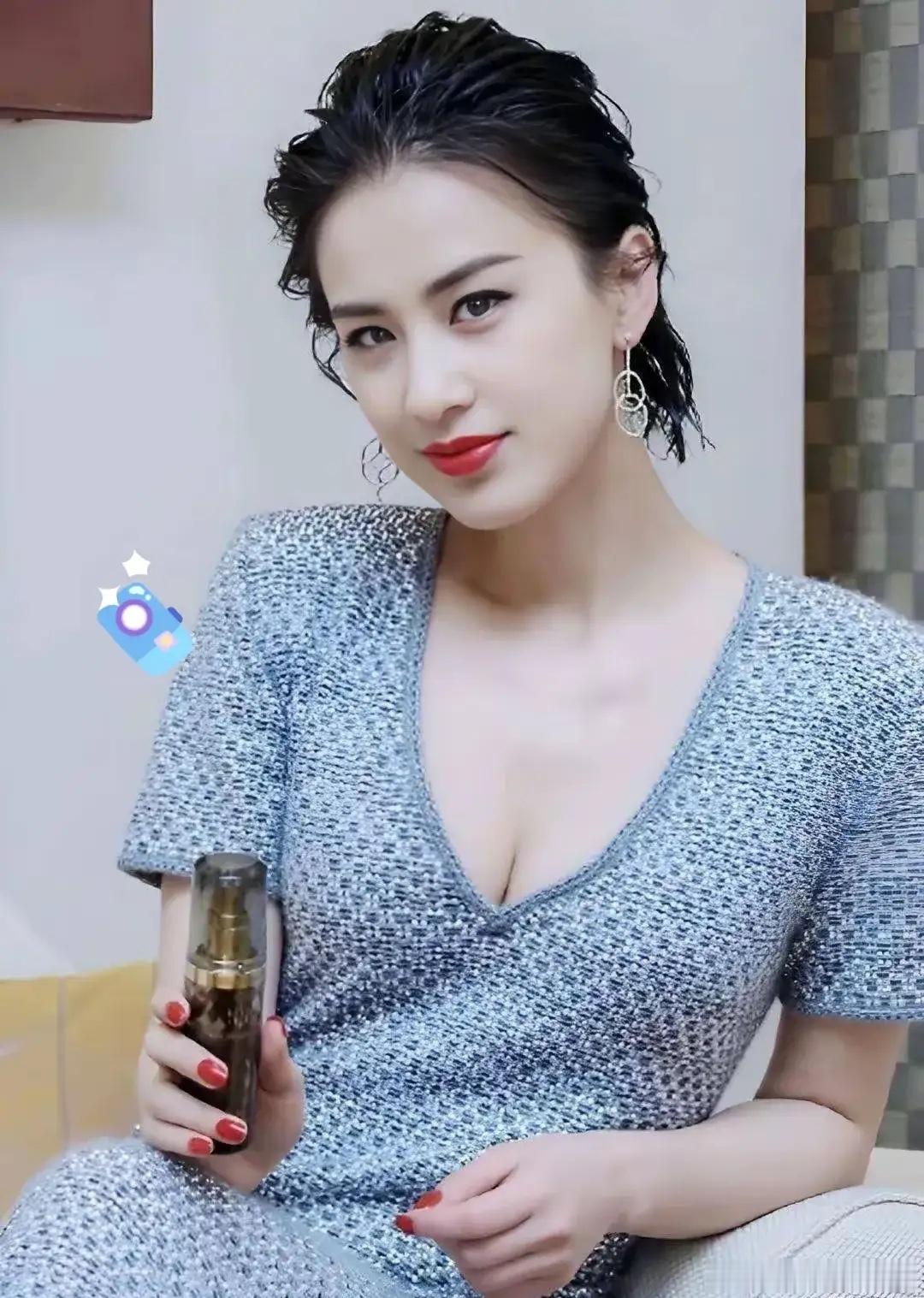 黄圣依就输在格局太小了，《功夫女足》上映，张柏芝大手笔包场，张雨绮林允纷纷送上祝