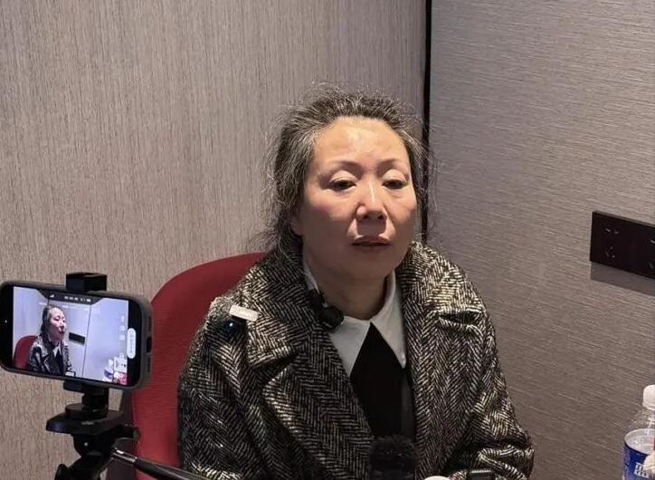 成都这个案子确实让人越想越不对劲，一个27岁的姑娘在自己家门口遇害，凶手的种种情