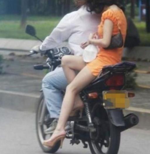 1989年，24岁女子邱兰和丈夫杨彪去水库游泳，上岸后内裤丢失，只能穿连衣裙坐摩