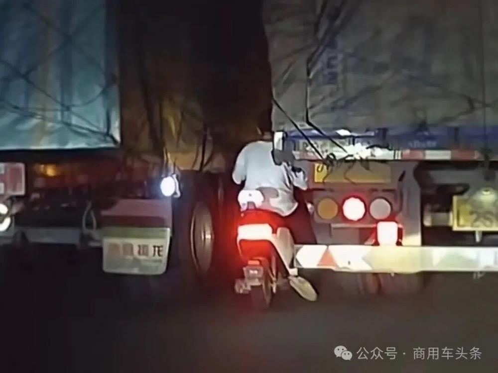 不要命了？男子骑电动车在货车之间穿行10月28日，广东惠州有个骑电动车的大哥