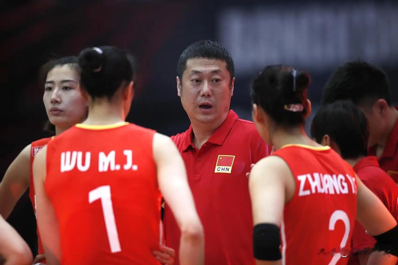 中国女排该作重大调整了中国女排副攻线人才济济，主攻与接应线则捉襟见肘。副攻线有