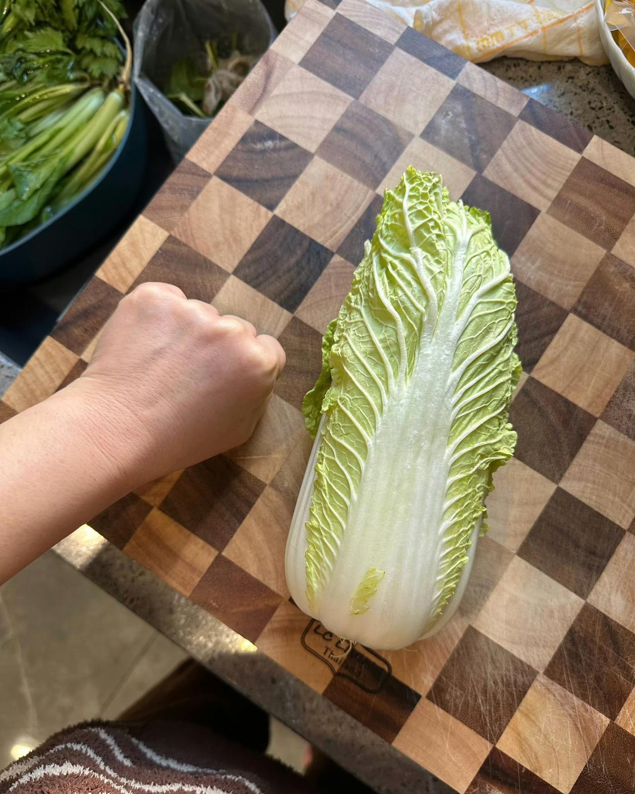 一博主回家路上让老公去买点菜，等她回来做饭，大白菜、心里美萝卜和青椒，回来一看傻