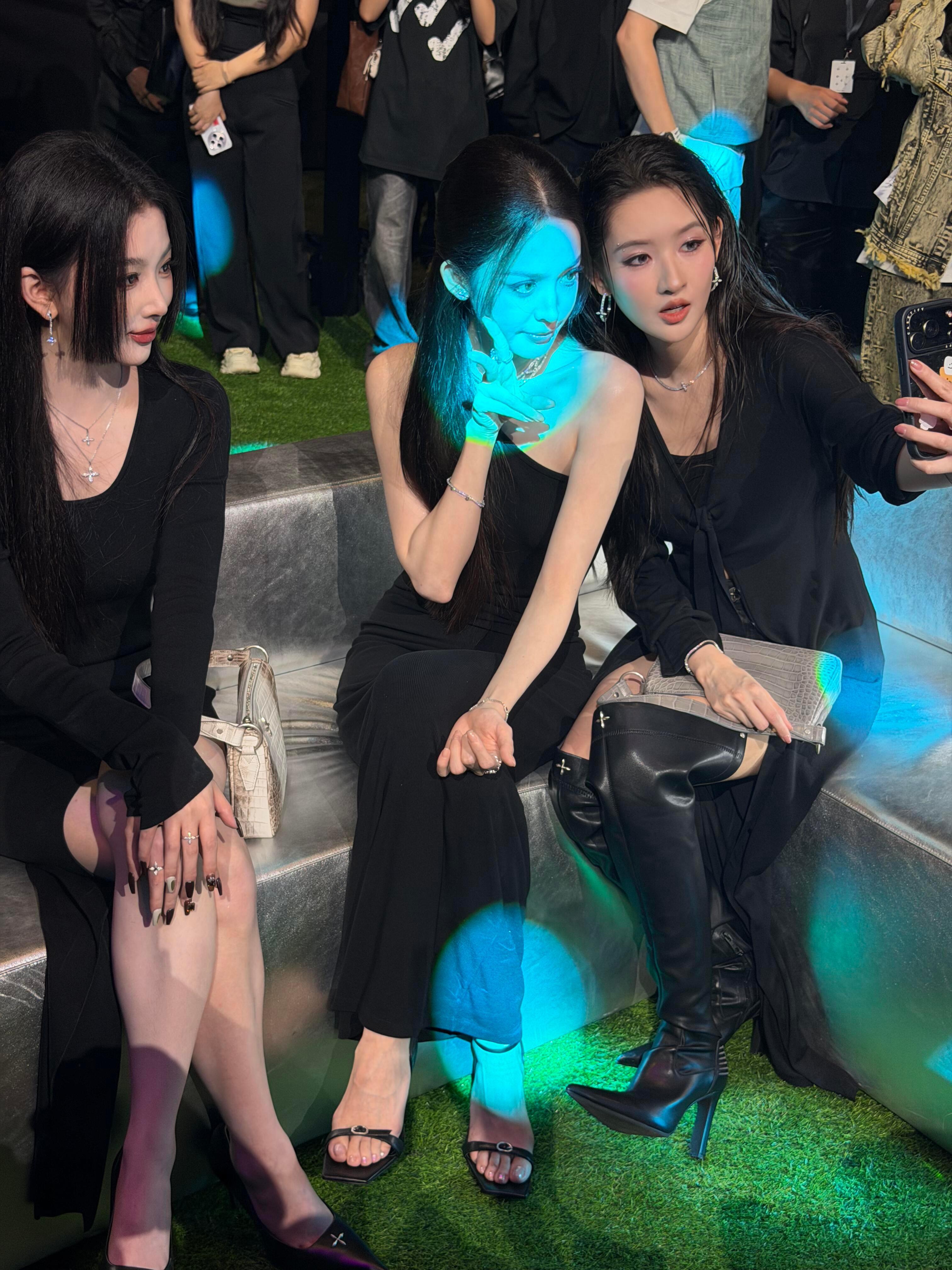 #王玉雯10月没有休息##王玉雯#王玉雯这小蛮腰大长腿黑色尖头过膝高跟靴[爱心][爱心][爱心]​