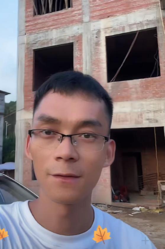33万买不来一声“谢谢” 他带大家参观新建好的三层自建房，一层三层归自己，二