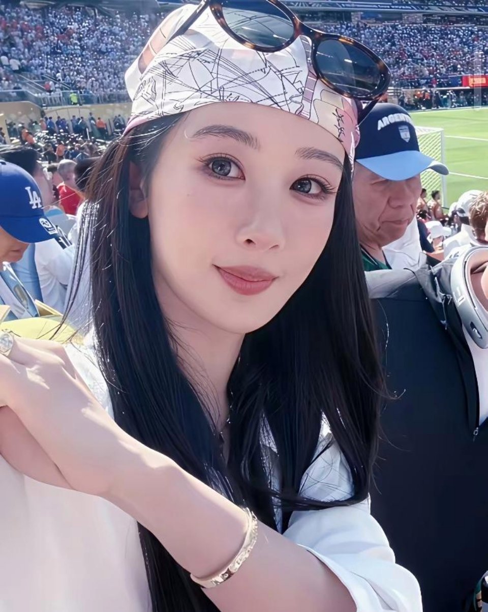 砸了多少钱，才能带爸爸去看世界杯决赛杨紫做到了，还坐在了黄健翔旁边。