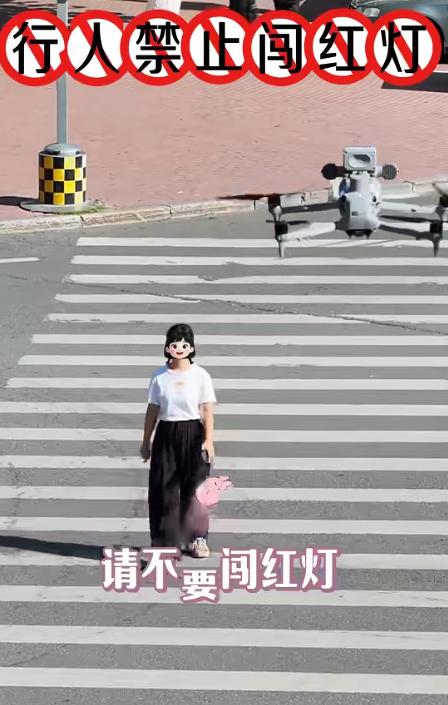火上新华社！8月17日新华社报道，黑龙江一名女子肆无忌惮横穿马路闯红灯，完全无视