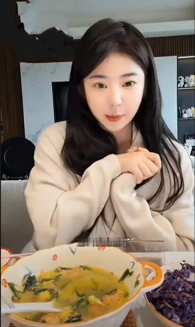 黄一鸣自曝谈恋爱了！从"独立女性"到甜蜜恋爱，这反差绝了！黄一鸣在2025年1