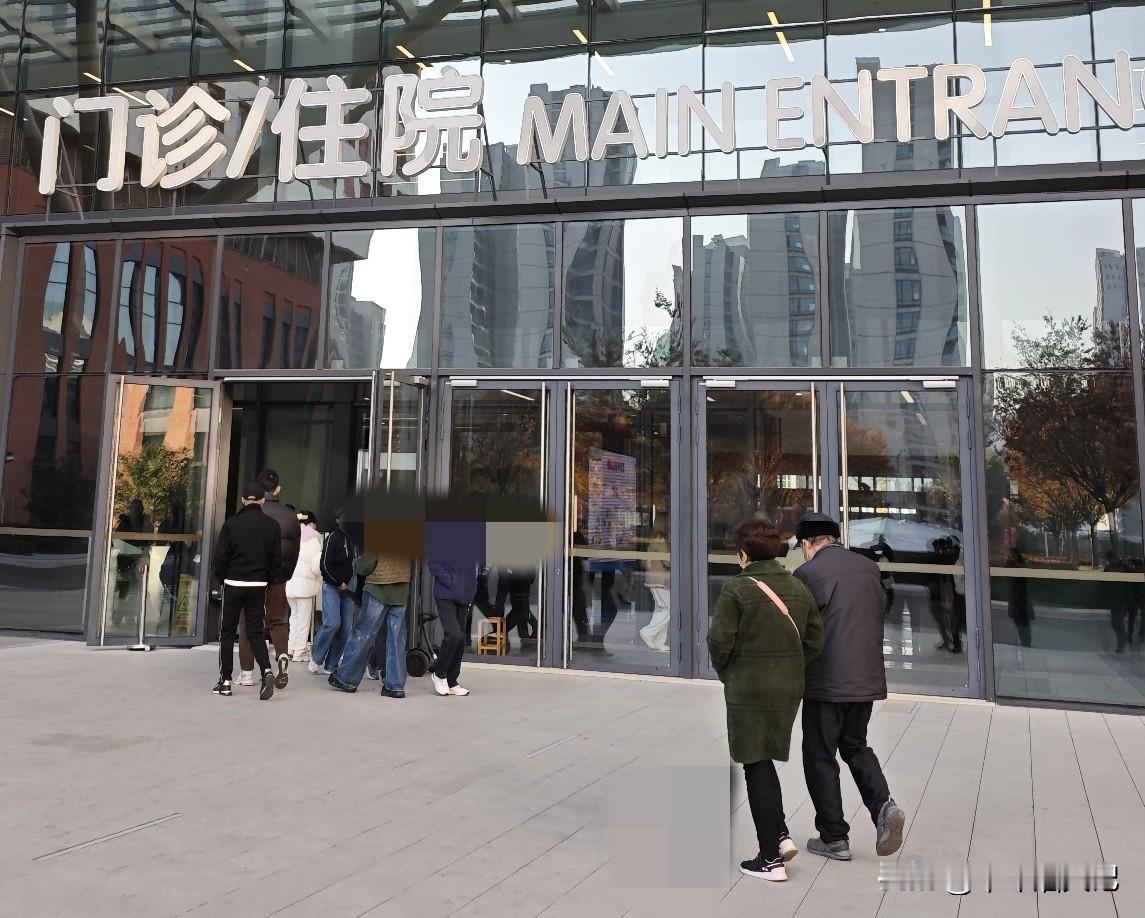 去趟医院才明白爱孩子不能太满！今天一早去医院看病，发现好多步履蹒跚的老人只