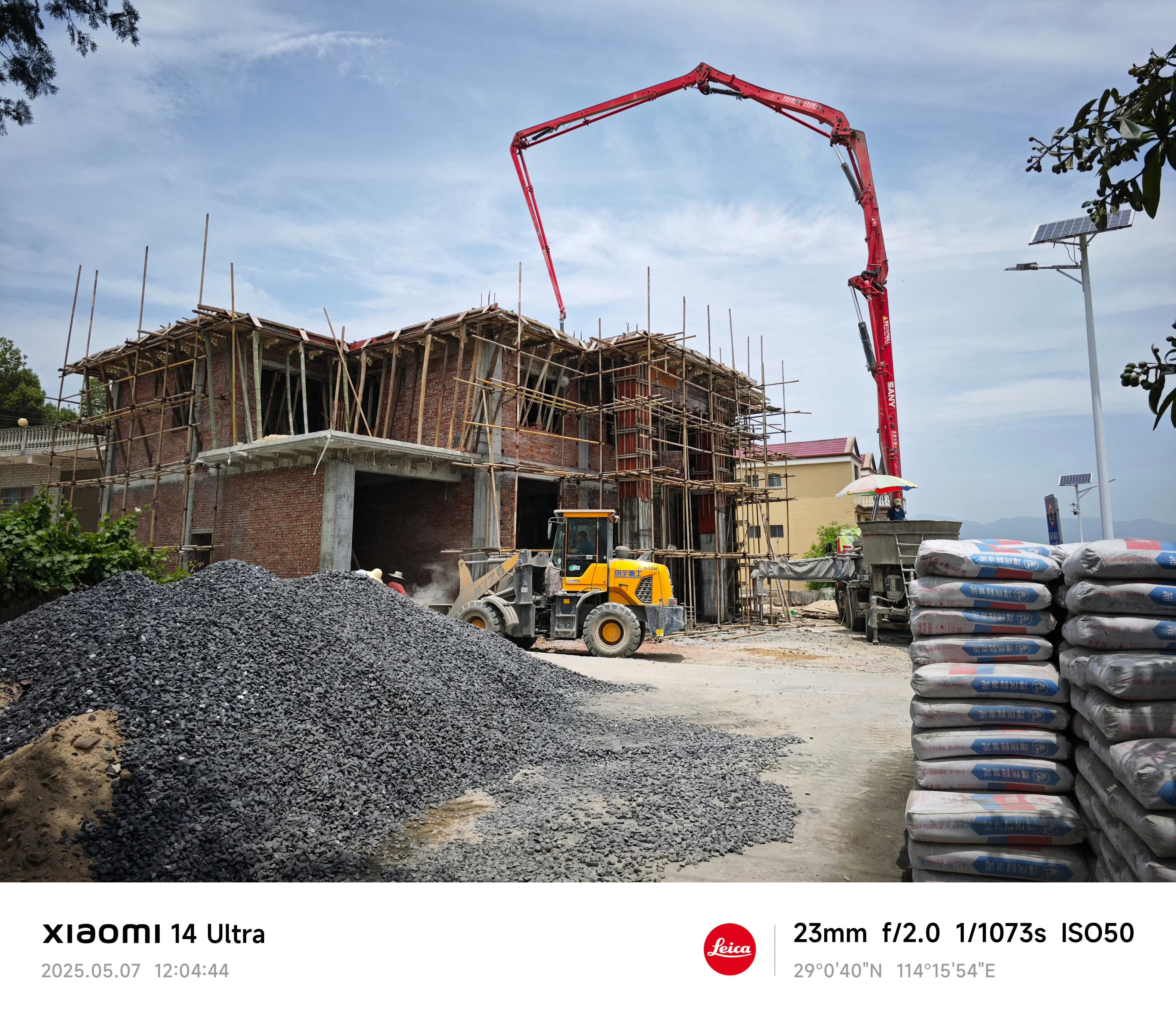 农村自建房的真实成本五六十万六七十万可以在农村老家建上不错的楼房了，前提是在老