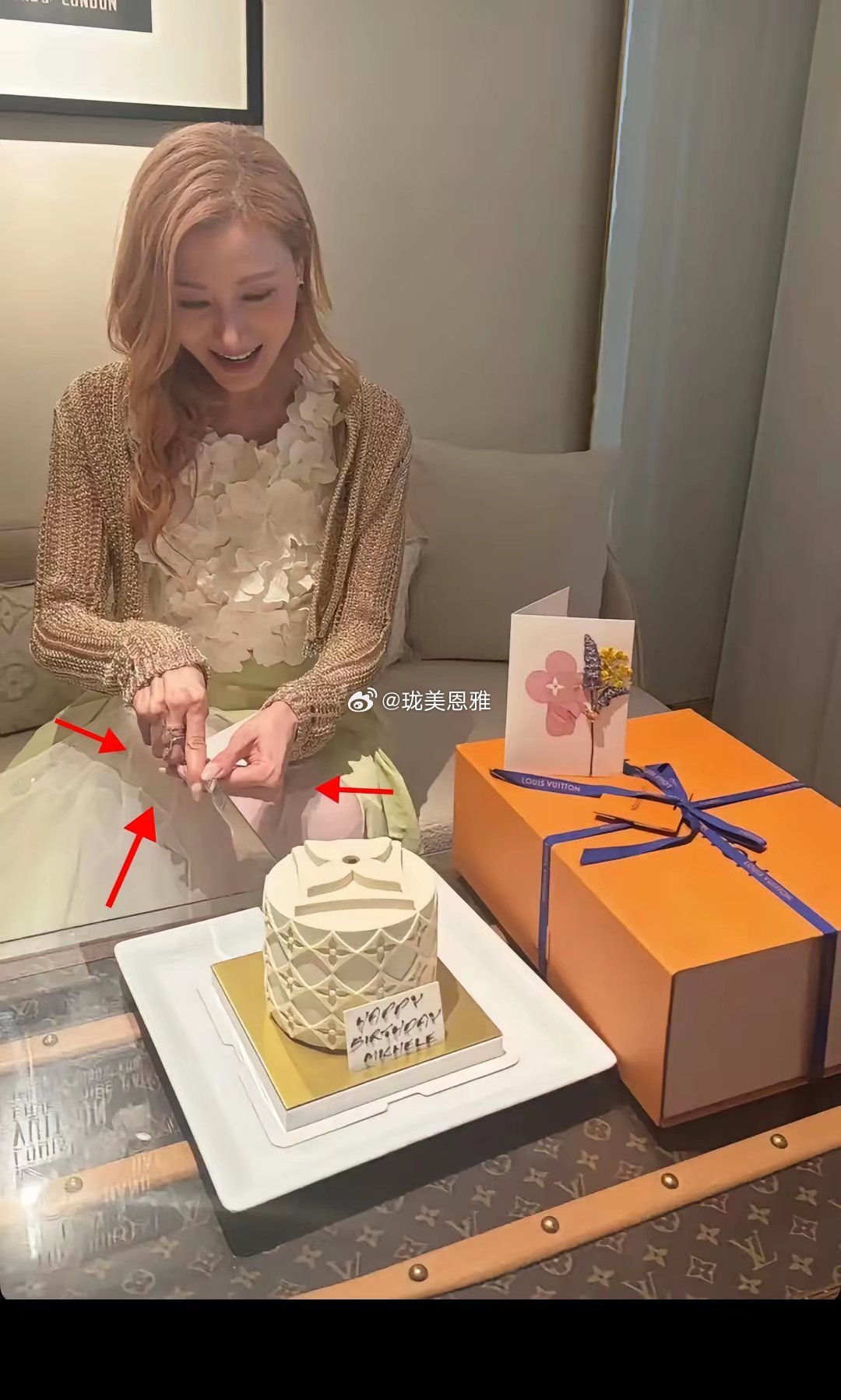 看看她的脖子，再看看她的手！跟她稚嫩的脸完全不符合每个月在豪门领低保的钱估计都拿