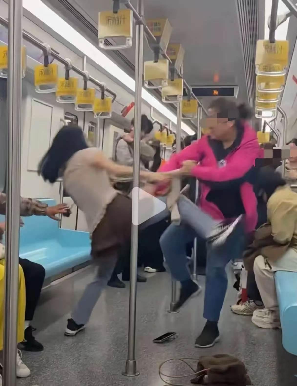 上海地铁上两女子互殴，为什么没人上去拉架？原因很简单：①想站在中间用力量