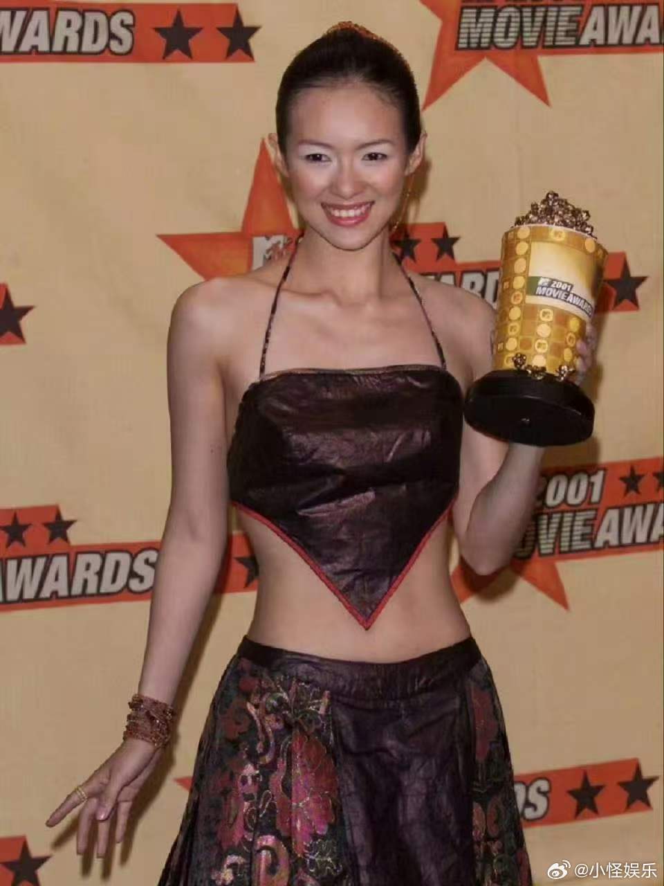 章子怡97年穿肚兜上镜章子怡学生时期撒贝宁章子怡00年左右满街都是小吊带，