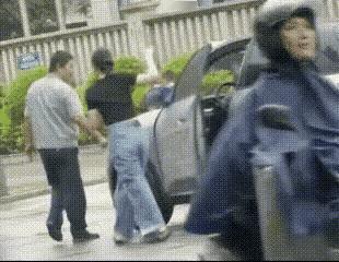 保安掌掴女司机这件事情网上还在铺天盖地的讨论发酵，有人说保安管的对，这种违反规定