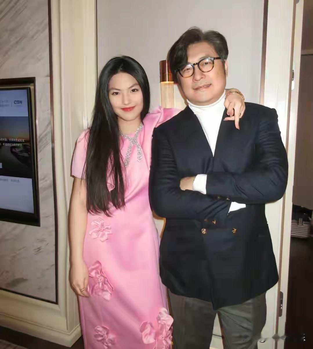 李湘对钱真是执着都说李湘有钱，看她怎样富养女儿就知道，她一个湖南卫视的