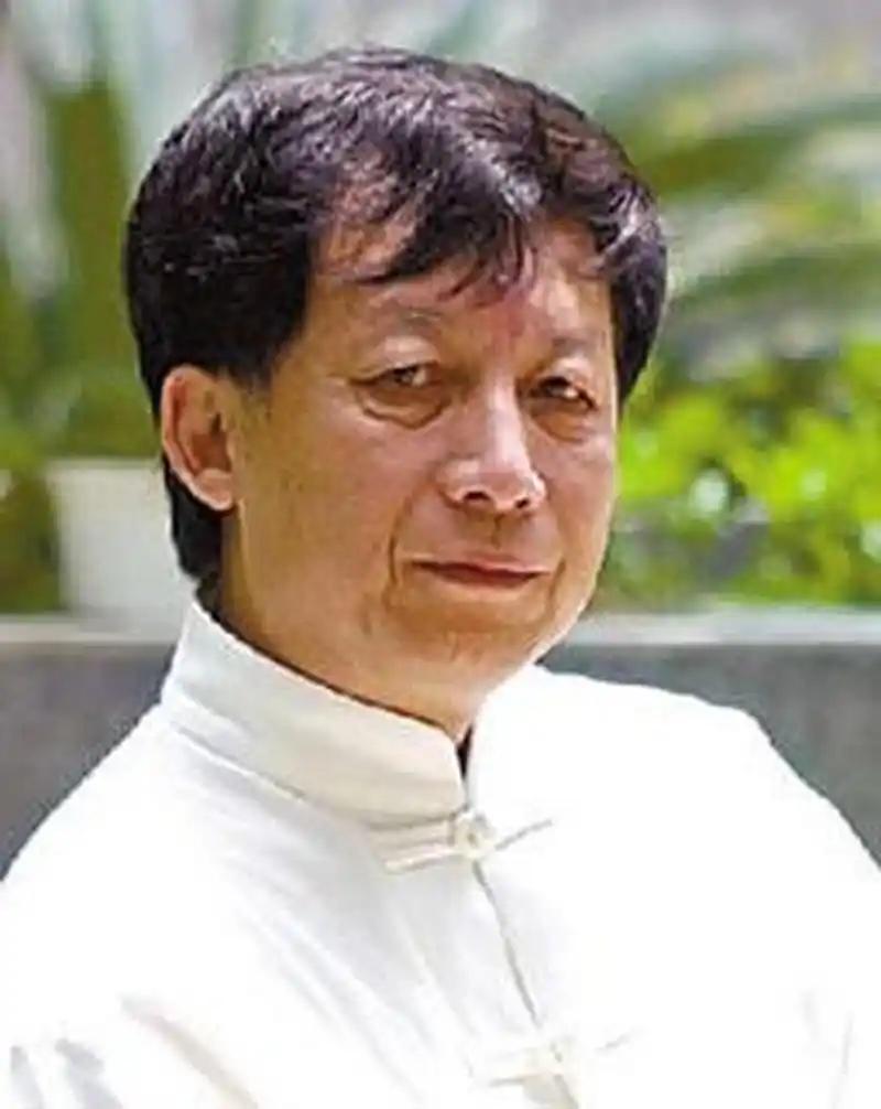 易中天说得很现实：“任何人都不能深交，永远记住，是任何人，你对谁掏心掏肺，