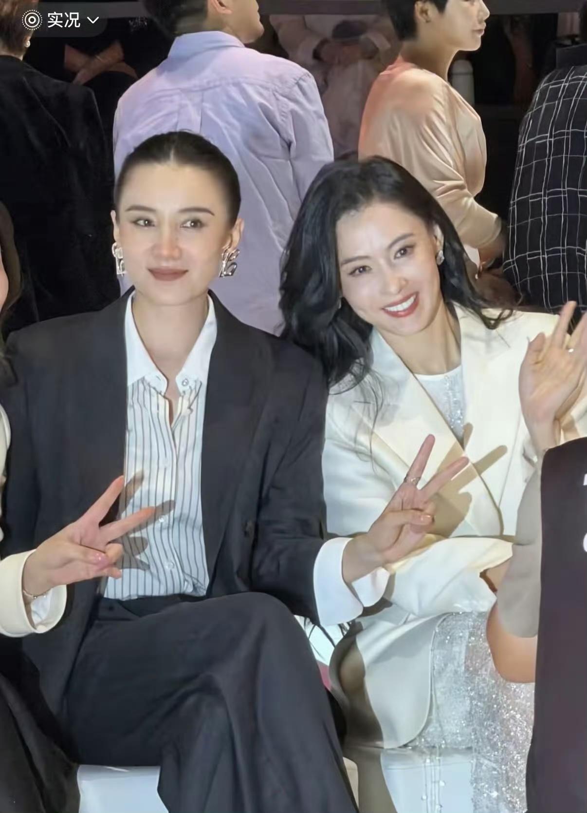 宋佳：今晚这场大秀，灯光打得真够考验人。张柏芝：是啊，镜头一扫过来，什么状态都