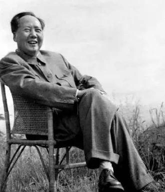 四十多年前，一些人在毛主席去世后，以自己极其肤浅的认知水平作为标准，放肆对毛主席
