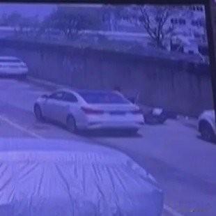 乘客开门撞伤人，司机赔200万？汕头这案子颠覆认知！乘客开车门撞了人，赔钱