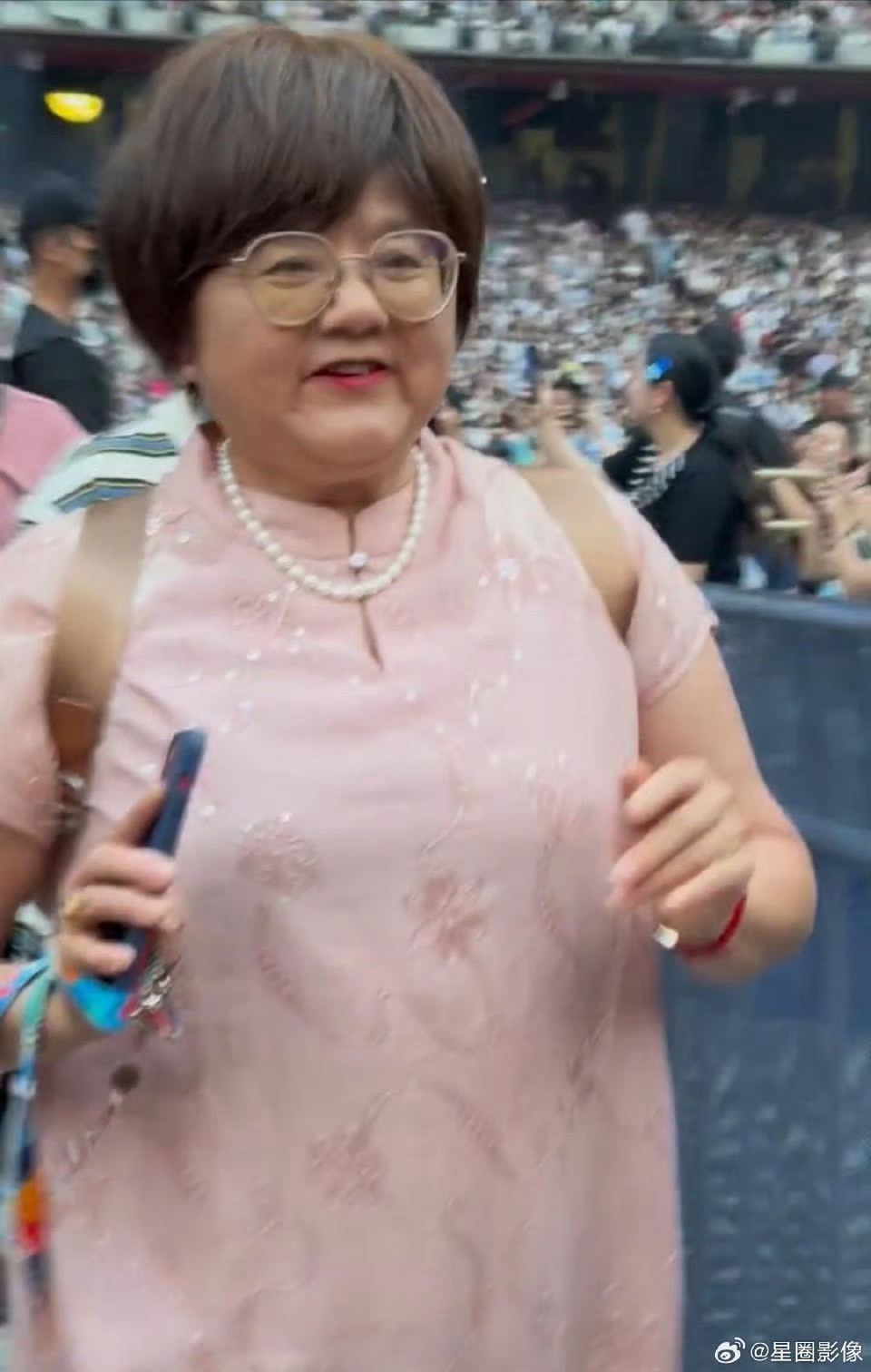 张杰妈妈也去了张杰的演唱会，好像胖了的杰哥戴了假发啊，满脸的幸福笑容。​​​